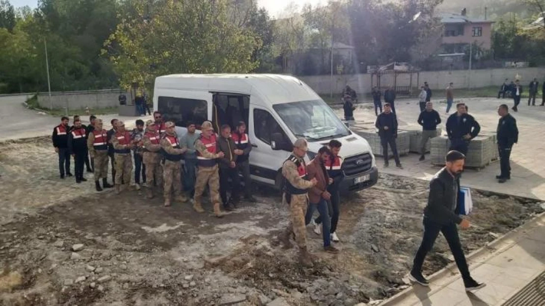 Van'da göçmen kaçakçılığı suçundan gözaltına alınan 8 şüpheli, tutuklandı