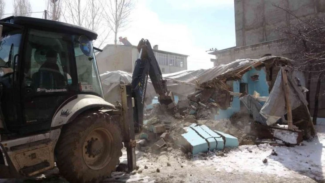 Van'da göçmenlerin kaldığı 'şok ev' yıktırıldı