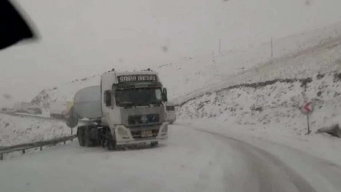 Van'da Güzeldere Geçidi'nde onlarca araç mahsur kaldı