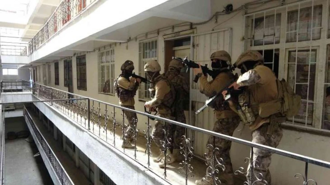 Van'da iş merkezinde 13 düzensiz göçmen yakalandı