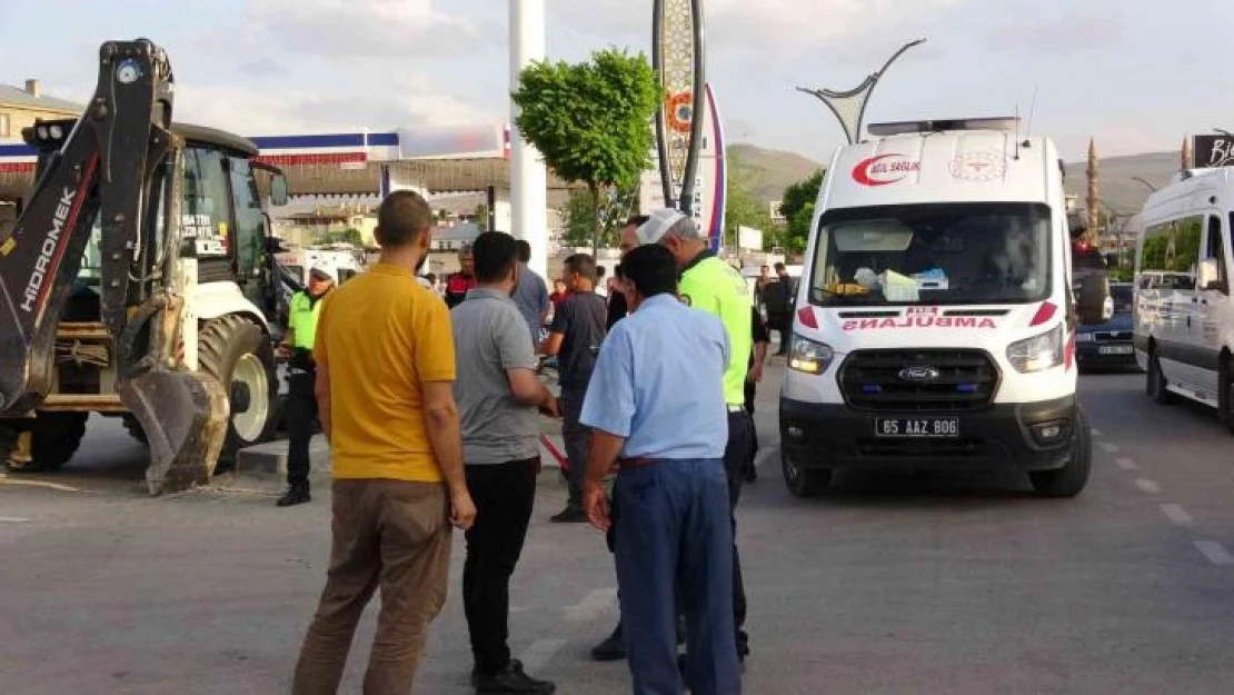 Van'da otomobil 'U' dönüşü yapan minibüse çarptı: 5 yaralı