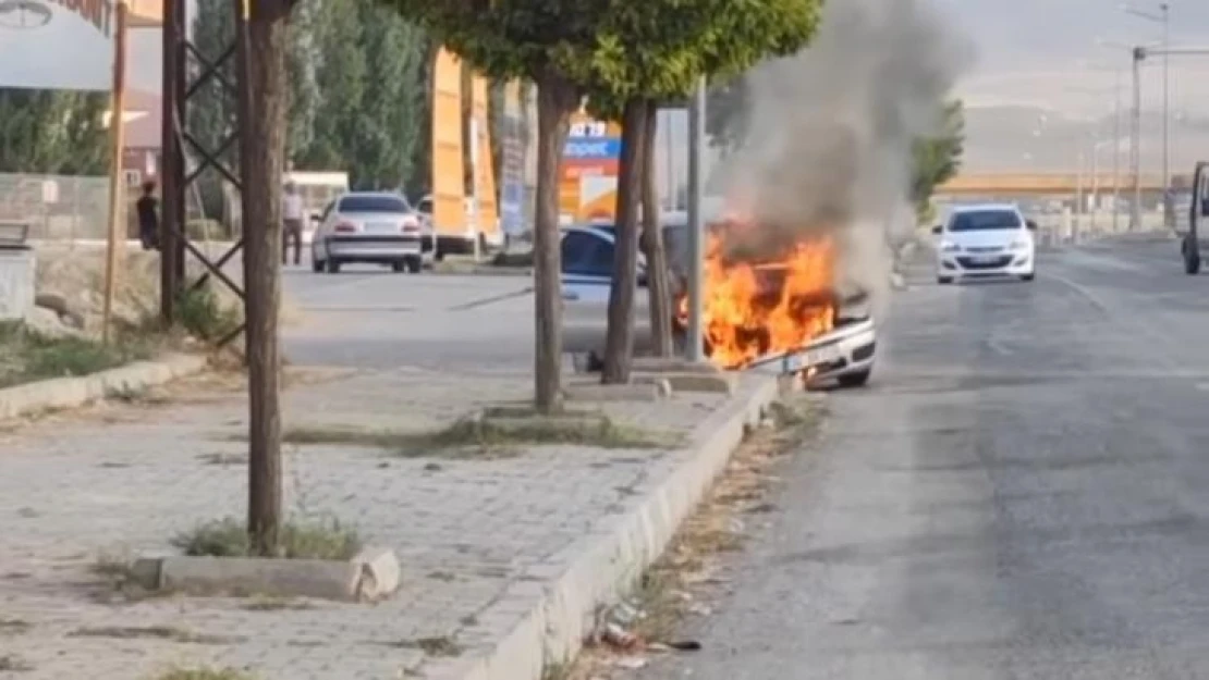 Van'da seyir halindeki otomobil alev alev yandı