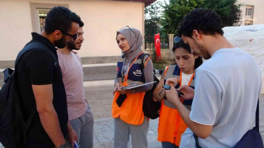 Van depremini yaşayan afetzede kadın gönüllü olarak afetlere karşı vatandaşı bilgilendiriyor