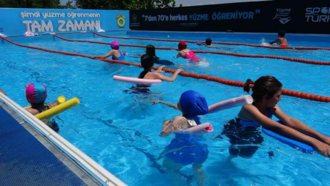 Van Gölü kıyısında kurulan havuzda yüzme eğitimi