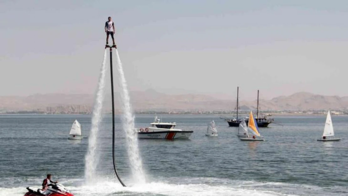 Van Gölü'nde renkli görüntüler: Flyboard gösterisi nefes kesti