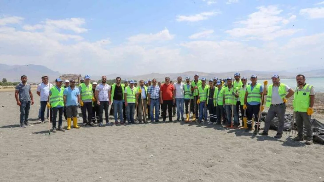 Van Gölü sahilinde tonlarca çöp toplandı