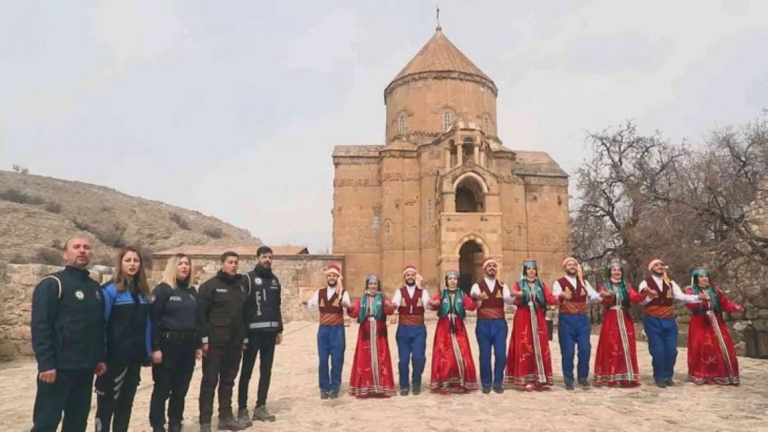 Van polisi görev yaptığı şehri türkülerle tanıttı