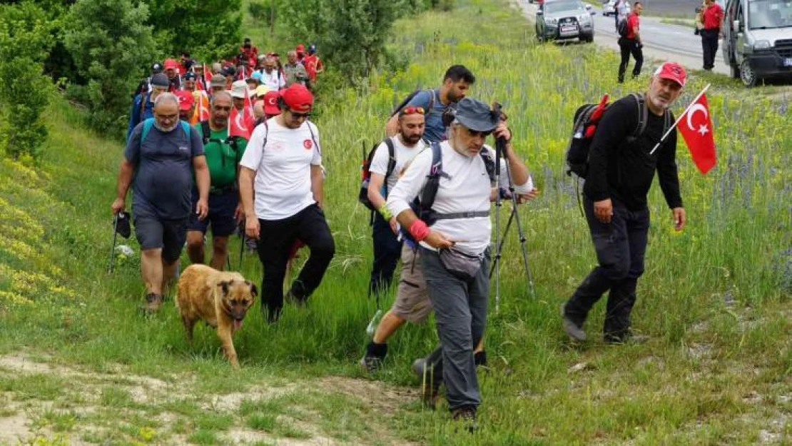 Vatandaşlarla 70 kilometre yürüyen köpek, 'İstiklal' ismini aldı