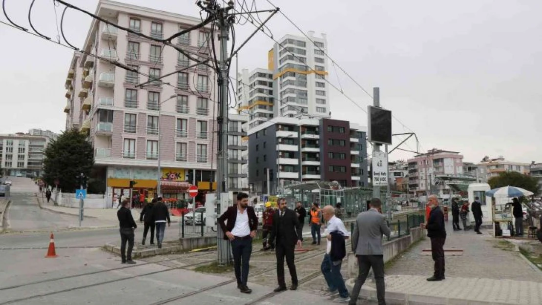 Vinç tramvay hattının elektrik telini kopardı, seferler aksadı