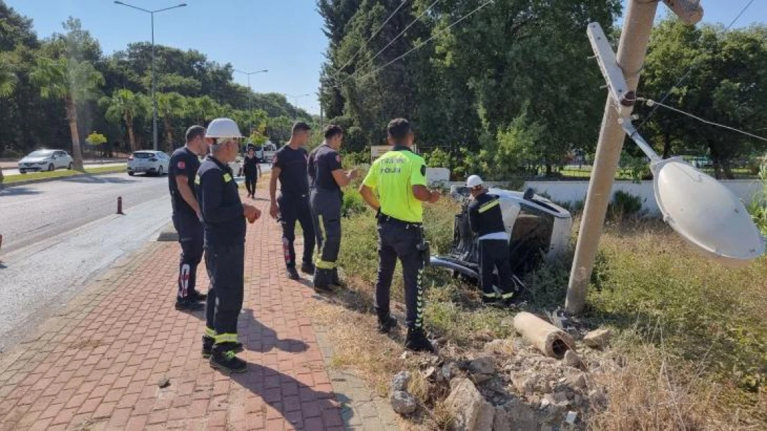 Virajı alamayan otomobil elektrik direğini yerinden söktü