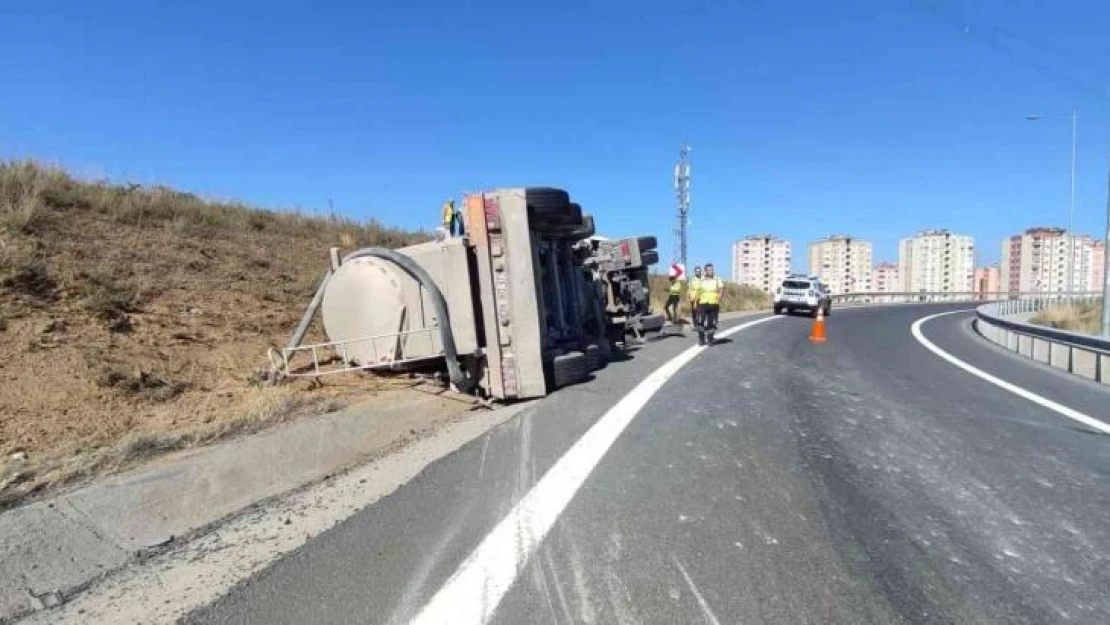 Virajı dönemeyen beton mikseri yan yattı, sürücüsü ağır yaralandı