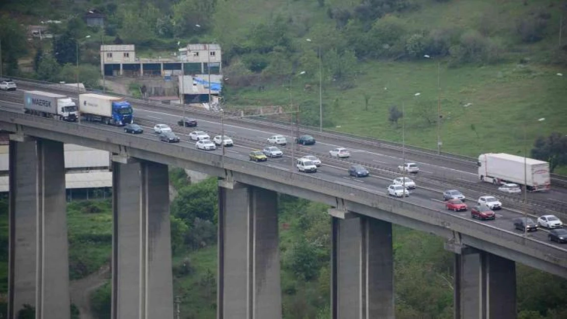 Viyadük ve rampalarda bayram trafiği yoğunluğu