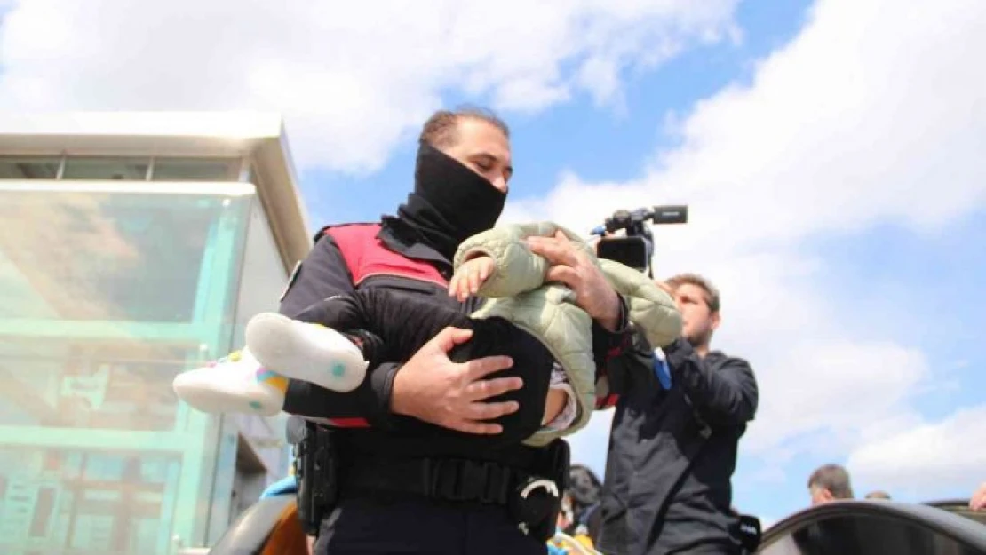 Yabancı uyruklu kadın üst geçitte, polis ve sağlıkçılara ecel terleri döktürdü