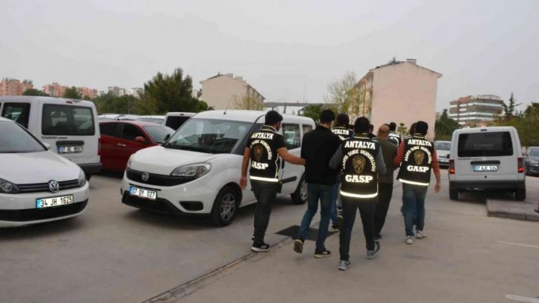 Yabancı uyruklu şahısların aracını 'polis' diye durdurup, eşyalarını yağmaladılar