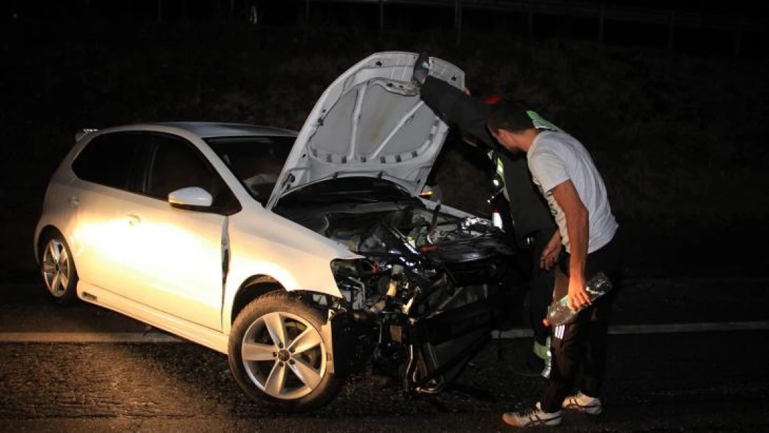 Yağışlı havada kontrolden çıkan otomobil bariyerlere çarptı: 2 yaralı