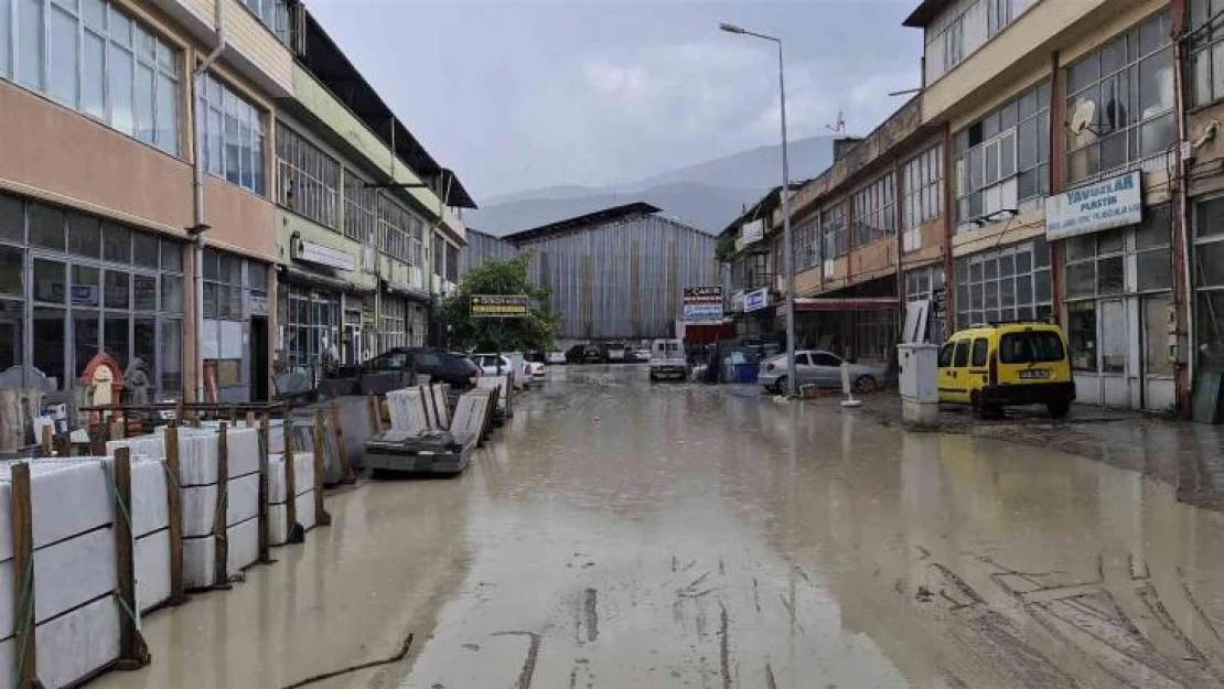 Yağmur sonrası su basan dükkân ve evler çamur içerisinde kaldı