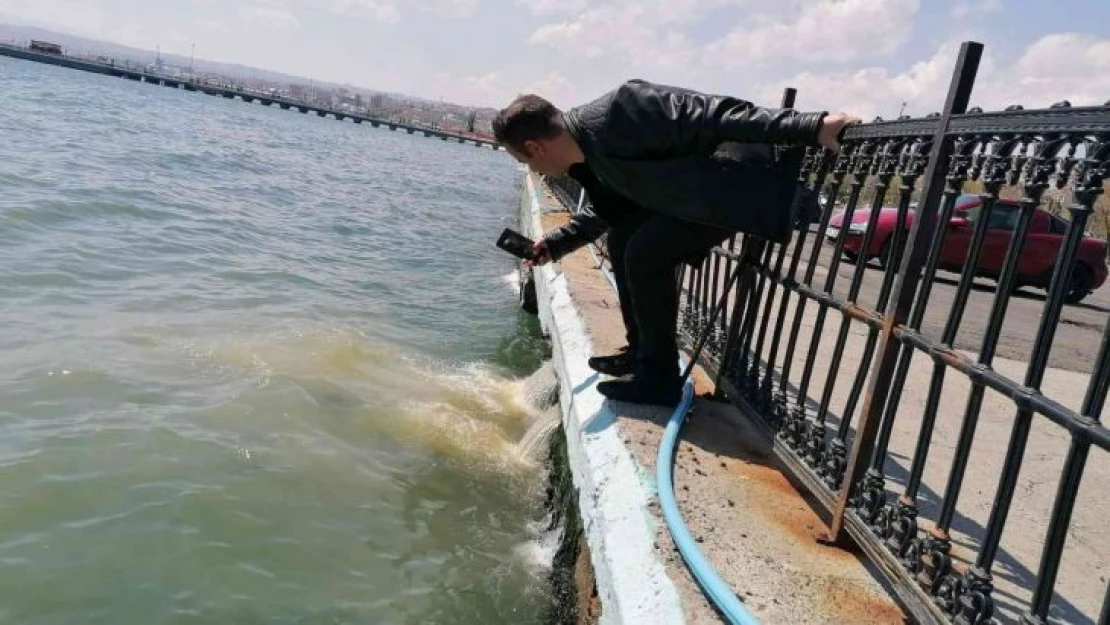 Yağmur suyu hattına kanalizasyon atıklarının karışması sebebiyle denize pislik akıyor