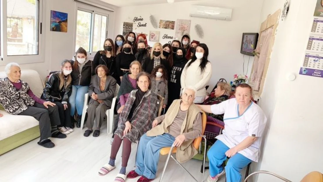 Yakın Doğu Üniversitesi'nden yaşlılar haftasında anlamlı etkinlik