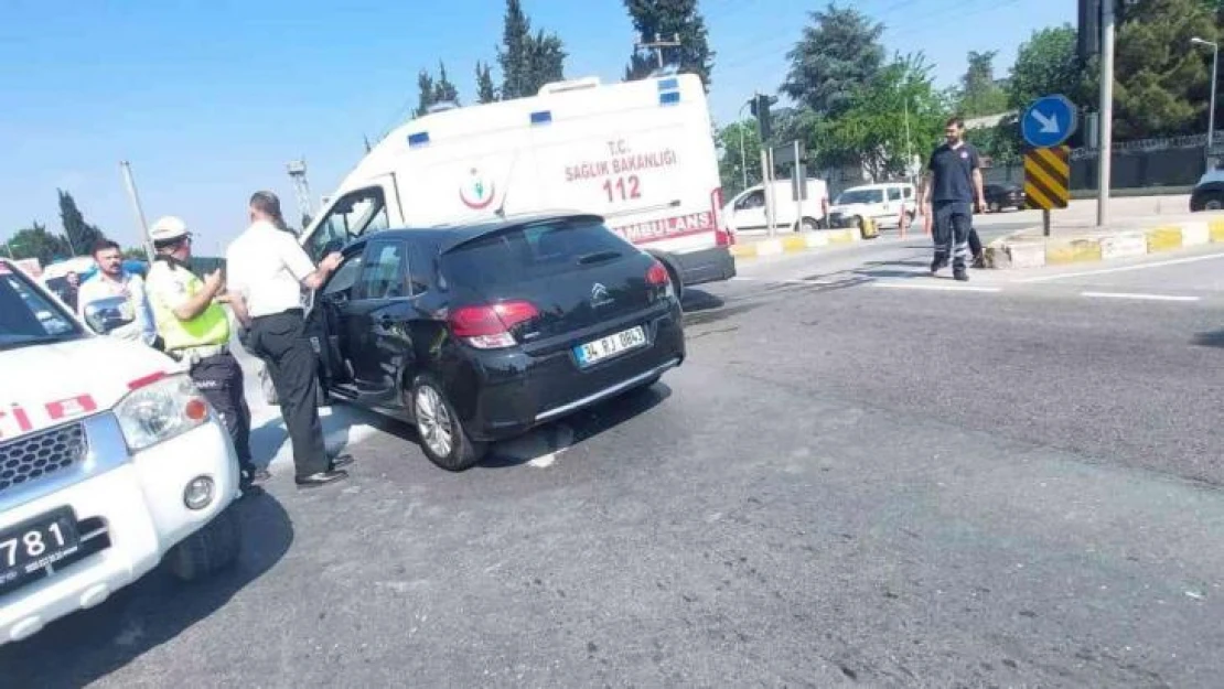 Yalova'da hasta taşıyan ambulans ile otomobil çarpıştı