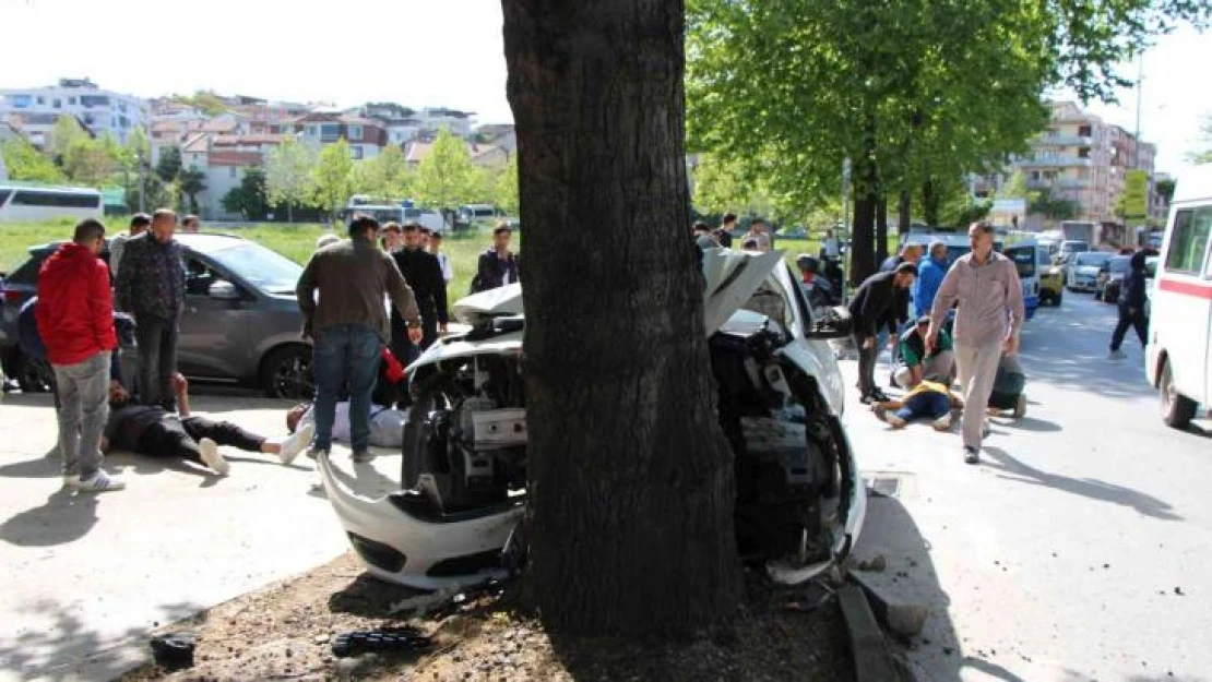 Yalova'da kontrolden çıkan otomobil ağaca çarptı: 3 yaralı