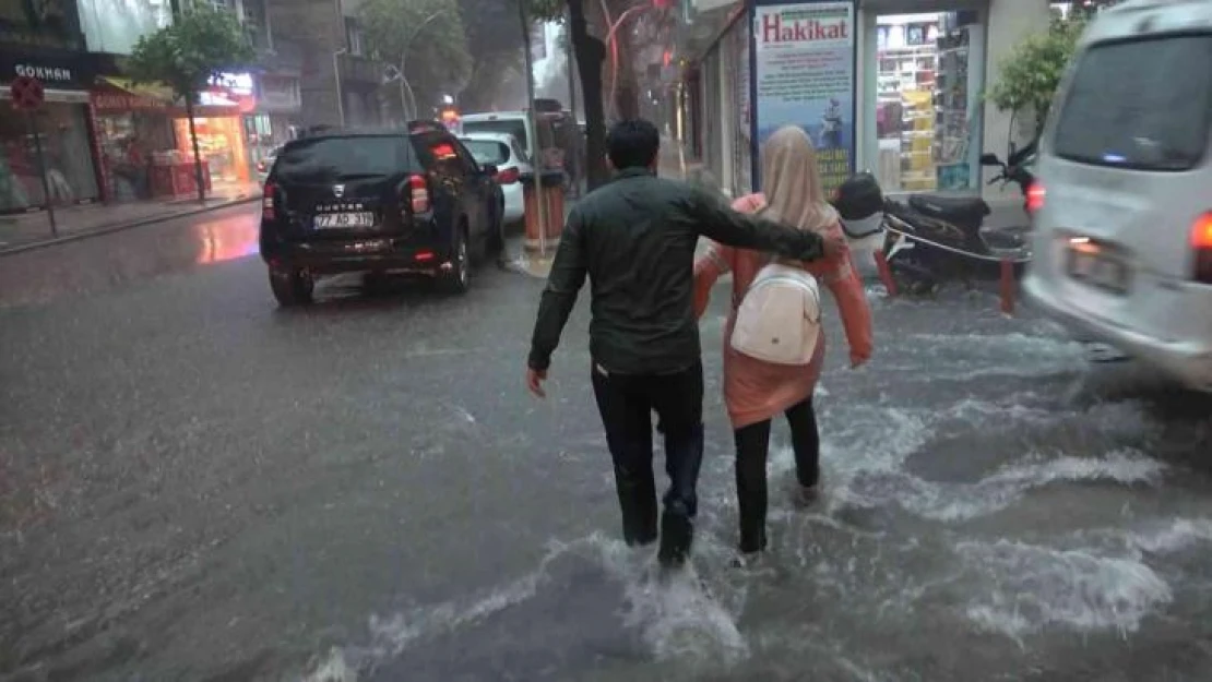 Yalova'da sağanak yağış etkili oluyor