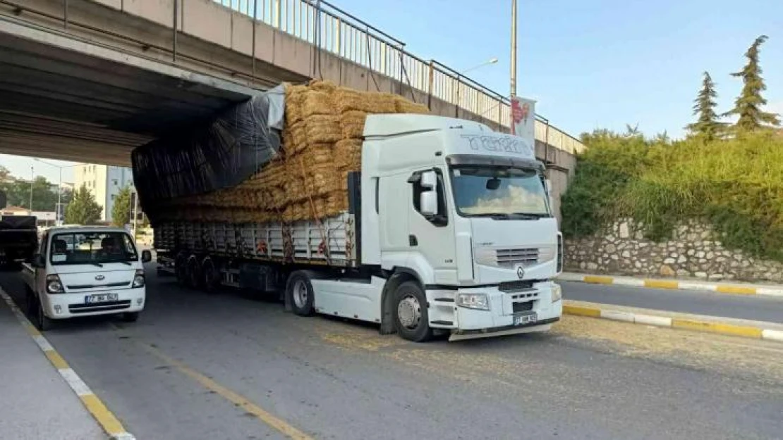 Yalova'da saman yüklü tır altgeçide sıkıştı