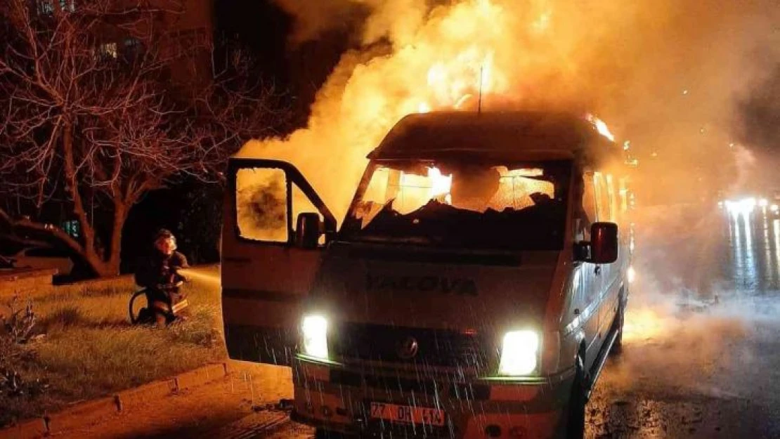 Yalova'da yolcu minibüsü alev alev yandı