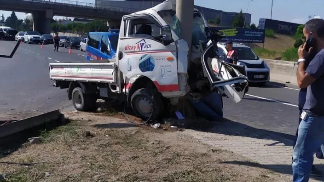 Yalova'da yön tabelası direğine çarpan kamyonetin sürücüsü yaralandı