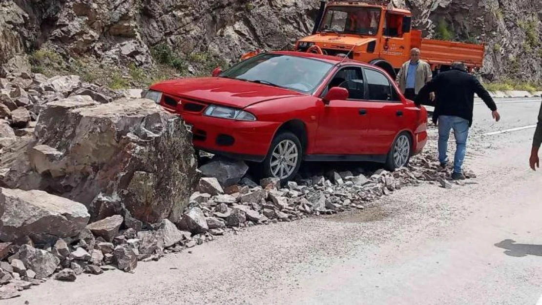 Yamaçtan kopan kayalar karayoluna düştü, bir otomobil faciadan saniyelerle kurtuldu