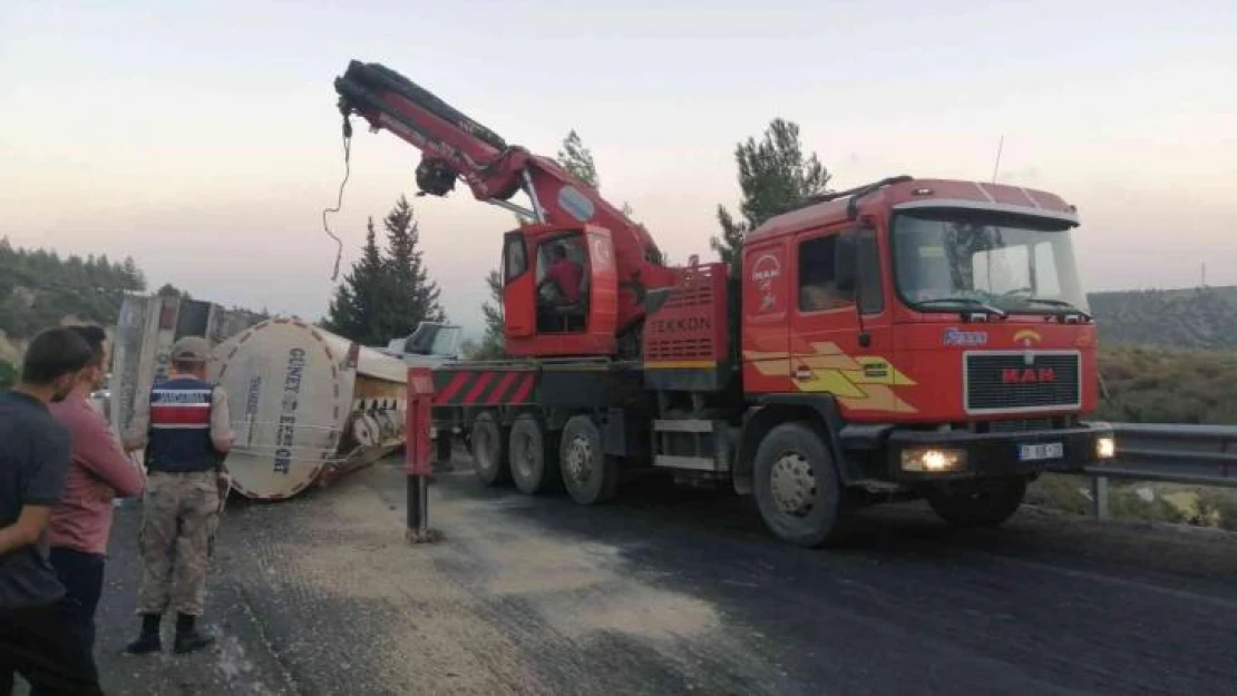 Yan yatan tanker trafiği kilitledi, kilometrelerce araç kuyruğu oluştu