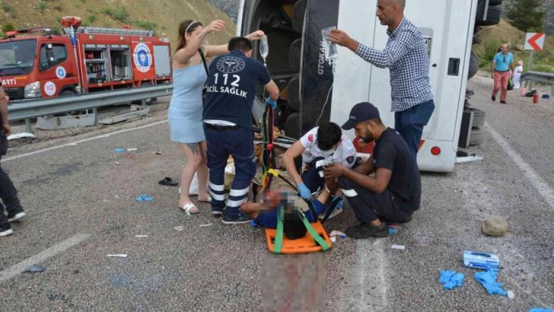 Yan yatan tur midibüsünde can pazarı yaşandı