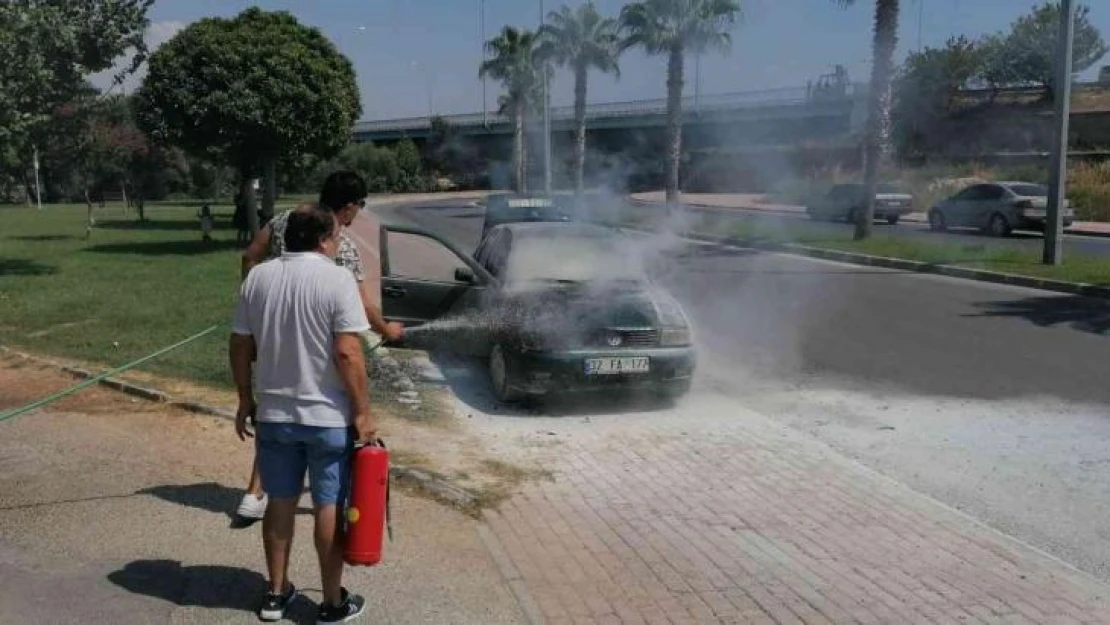 Yanan otomobilden, eşi ve çocuklarını çıkardı