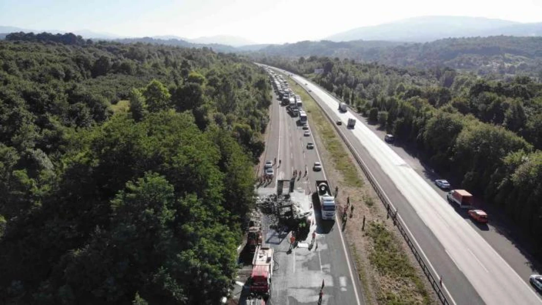 Yanan tırın içinde yaşamını yitiren sürücünün cansız bedeni yaklaşık 2 saat sonra çıkarıldı