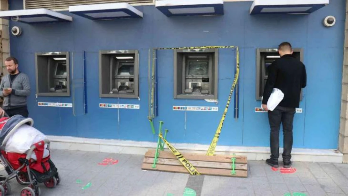 Yanında taşıdığı bankla ATM'yi parçaladı