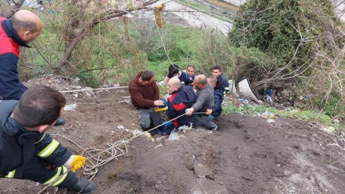 Yaşlı adam çöp toplarken uçuruma yuvarlandı