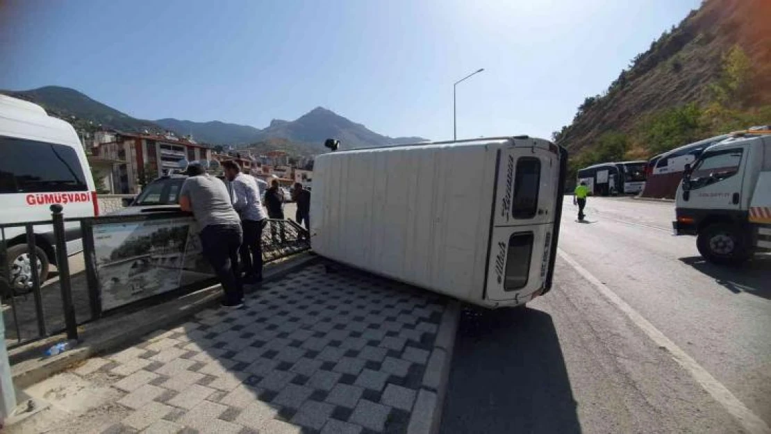 Yayaya çarpmamak için manevra yapan minibüs yan yattı