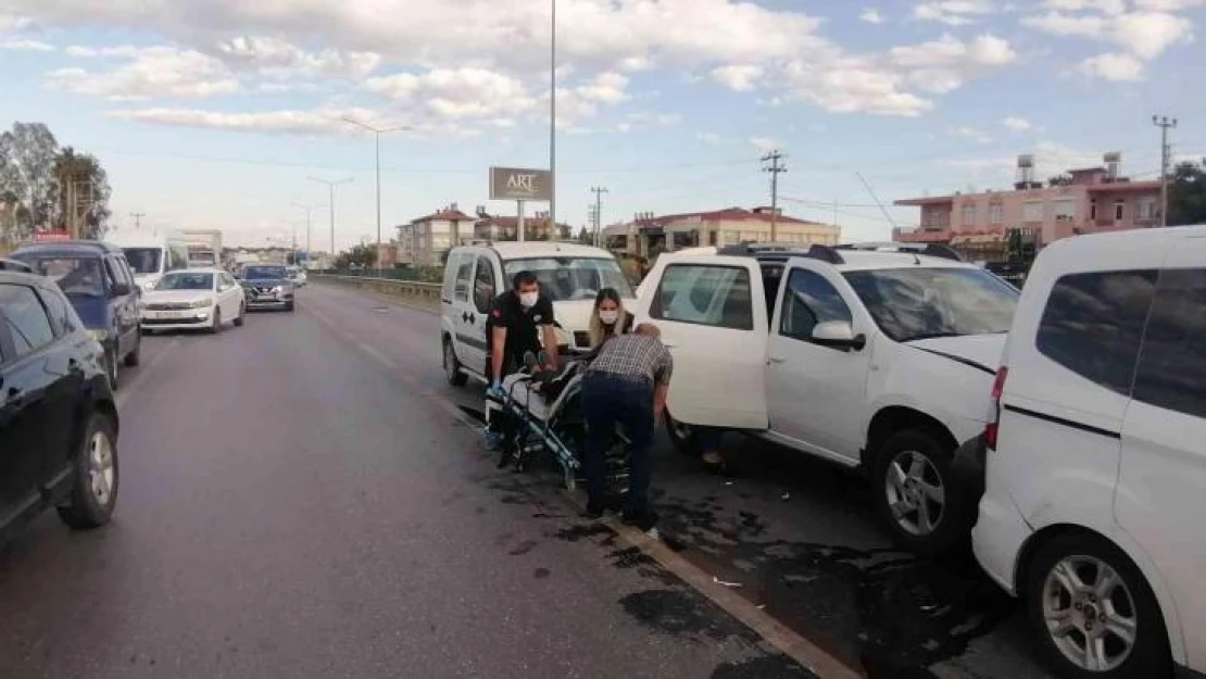 Yayaya yol vermek isterken zincirleme kazaya neden oldular