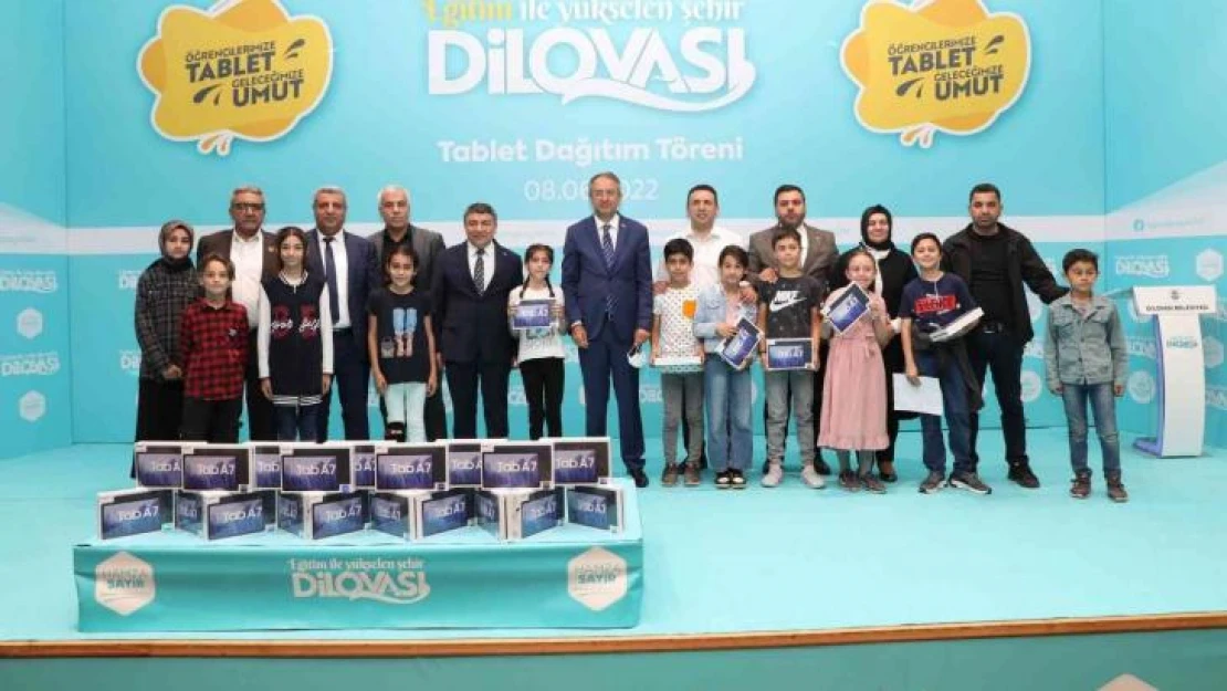 Yaz tatili öncesi, öğrencilerin ücretsiz tablet mutluluğu