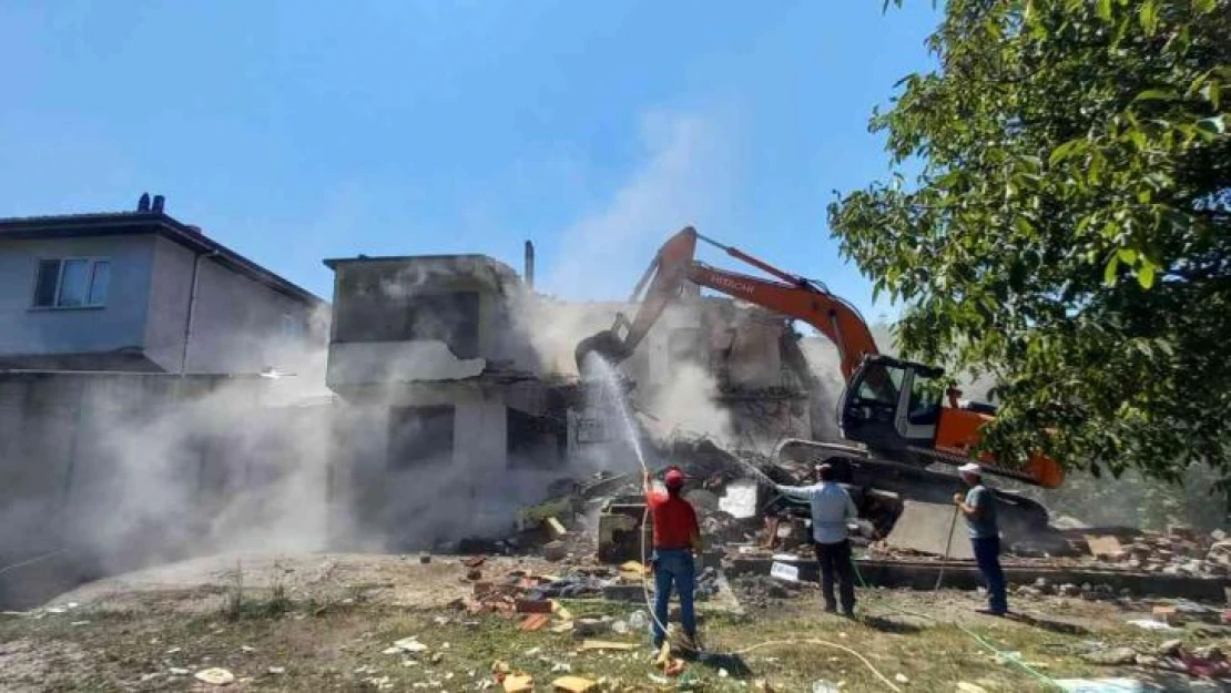 Yenice'de afetten zarar gören 8 evin daha yıkım işlemleri başladı