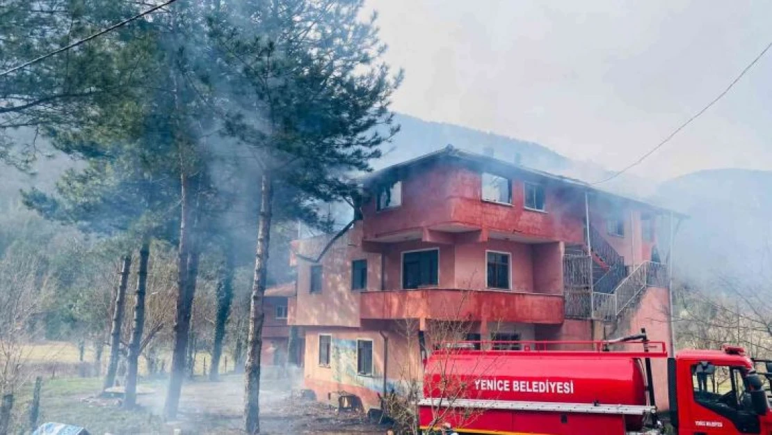 Yenice'de çatı yangını büyümeden söndürüldü