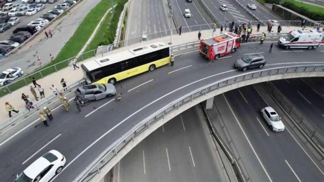 Yenikapı'da bir İETT otobüsü kaza yaptı. Yaralılar olduğu öğrenilirken, olay yerine çok sayıda itfaiye ve ambulans sevk edildi.