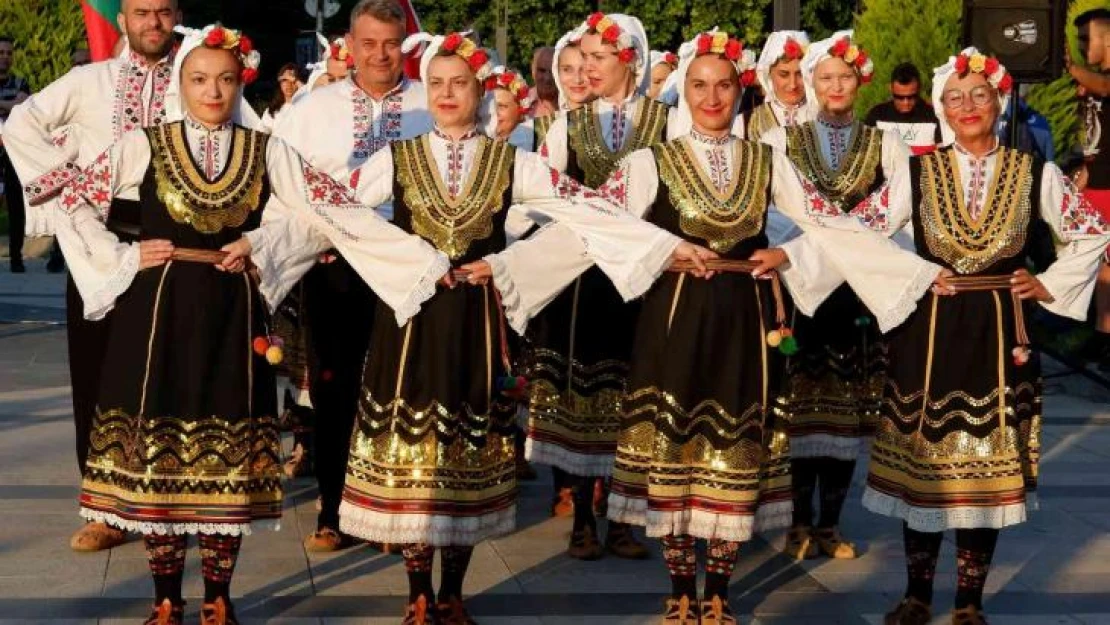 Yerli ve yabancı halk dans gruplarının gösterileri ilgiyle izlendi