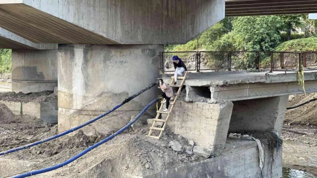 Yıkılan köprü köyü ikiye böldü