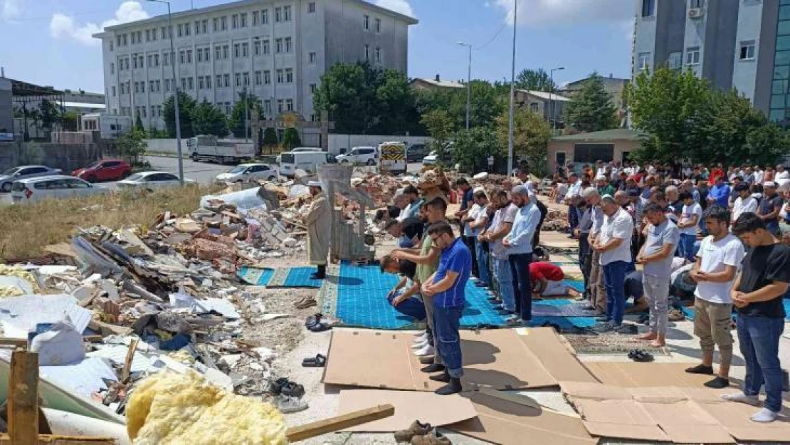 Yıktırılan mescit nedeniyle güneş altında sokakta namaz kıldılar