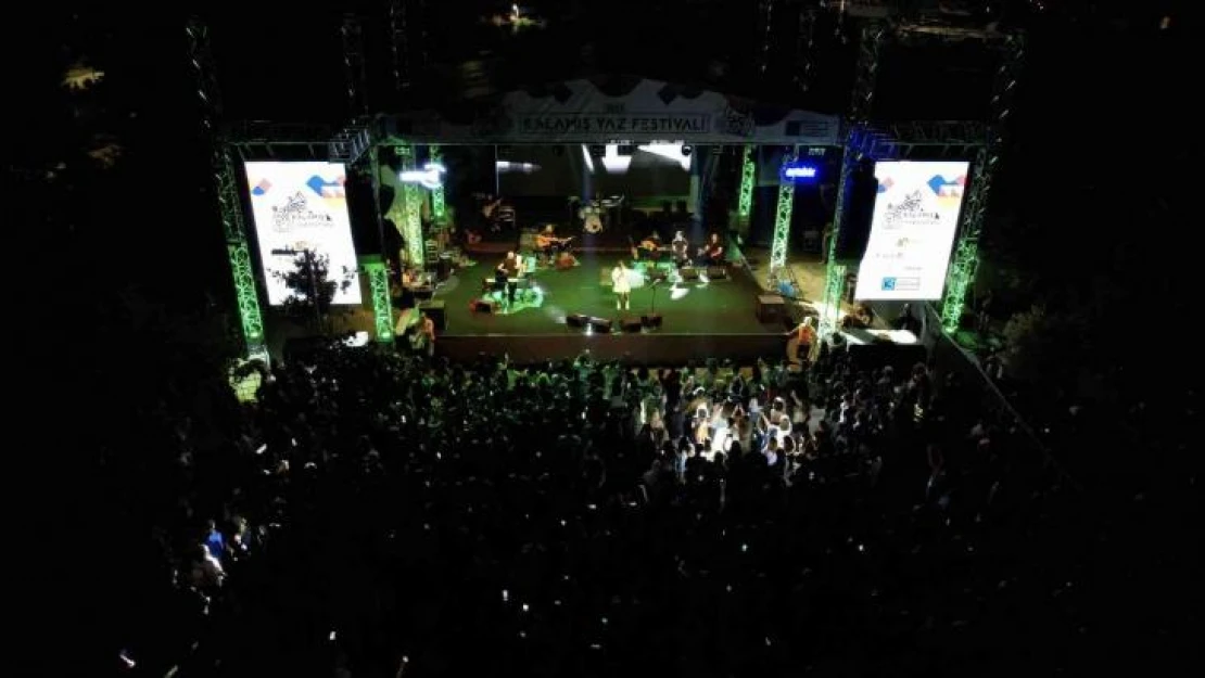 Yıldızlar altında 'Kalamış Yaz Festivali' devam ediyor