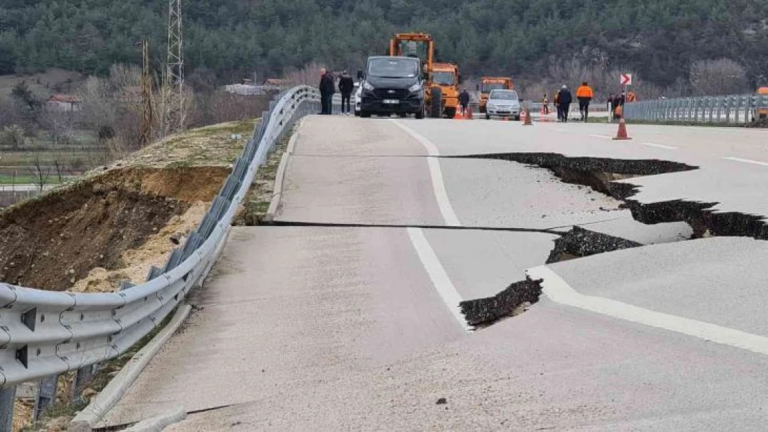 Yoğun sağanak ve kar suları heyelana sebep oldu: Karabük-Kastamonu karayolu çöktü