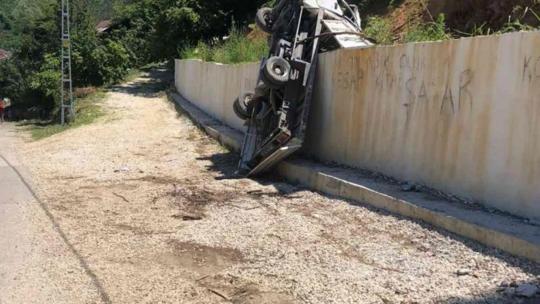 Yokuş aşağı kayan kamyonetini kurtarmak isteyen sürücü ölümden döndü