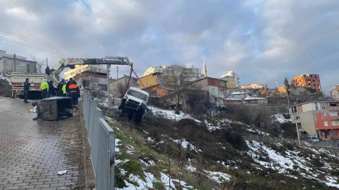 Yokuş aşağıya inen servis minibüsü yoldan çıkarak takla attı: 1 yaralı