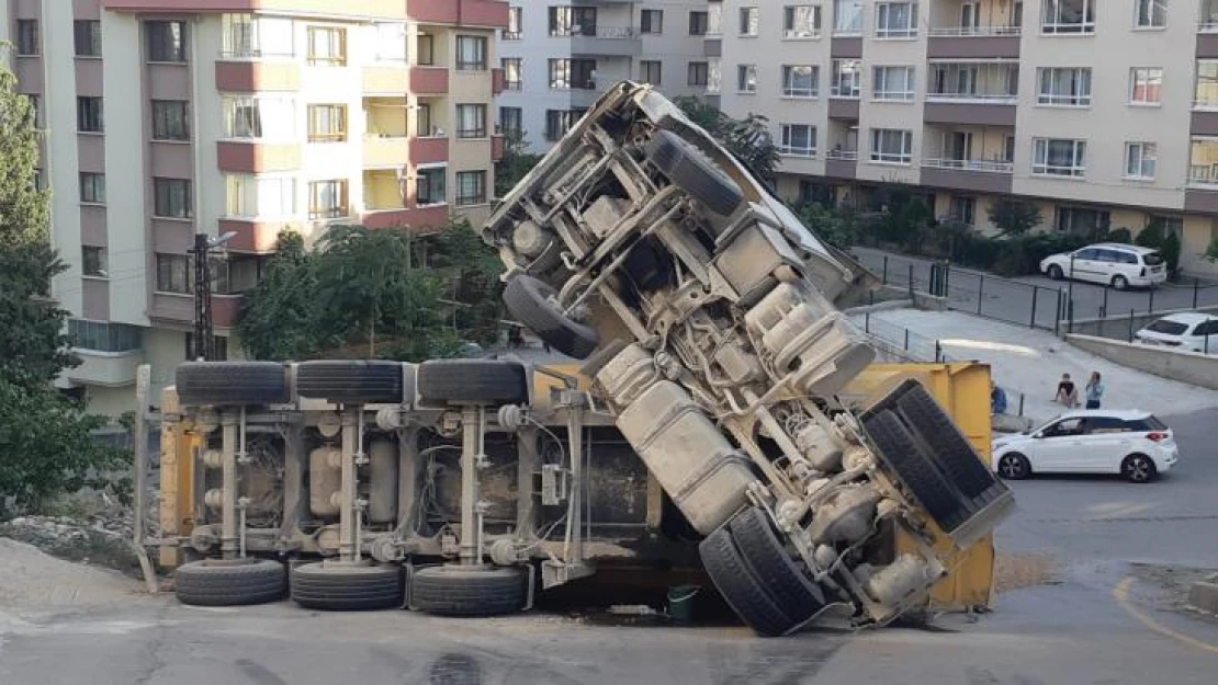 Yokuşu çıkmaya çalışan hafriyat kamyonu devrildi, faciadan dönüldü