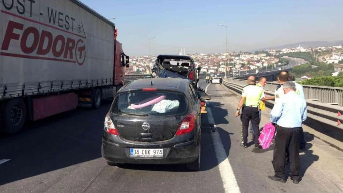 Yol üzerindeki lastik parçasına çarpınca 6 araç zincirleme kazaya karıştı